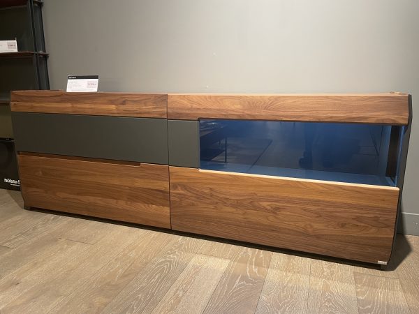 OUTLET: KOMODA HULSTA AUNIS 215×77,9×44,3 CM&nbsp;ORZECH+ANTRACYT MAT